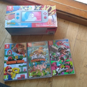Nintendo Switch LiTE Pokémon - Mario VS Donkey Kong. Joe & Mac Caveman Ninja inplastad. Splatoon 2 .  Sladdar ingår  Repor på skärmen som syns på bilden 