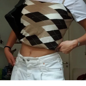 Stickat linne - Finstickat linne med diamantmönster. Justerbara band. Jag köpte den på plick i mycket fint skick. Själv användes den en gång då jag insåg att det inte riktigt är min stil. Bara tagit plats i garderoben sen dess. Passar strl XS-M. Stretch. Bild Alma S