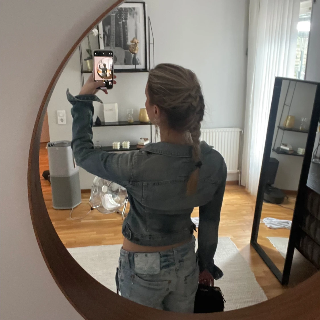 Säljer denna super fina jeansjackan från HM i storlek S, om ni är intresserade är det bara att skriva kring frågor💕💕 - 91