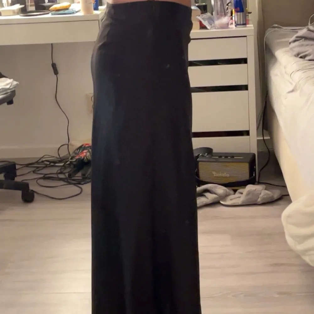 Jättefin svart lång kjol  Använts en-två gånger  Stolek XS. Kjolar.