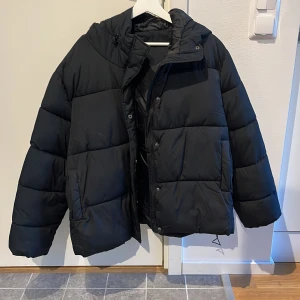 Puffer jacket - Jacka som är för stor för mig. Går att dra ihop längst ner. Har luva❄️