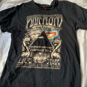 Pink Floyd T-shirt  - Snygg bandtröja i storlek L. Den funkar även som oversized för folk som använder mindre storlekar. Tröjan är använd men det finns inga defekter🩷
