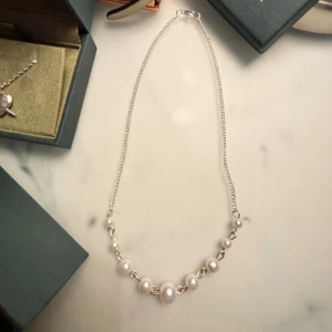 SÅLTMaria Nilsdotter Liknande  - SÅLT Jätte fint pärlhalsband fick i present, vet tyvärr inte märket men det är väldigt lik Maria Nilsdotter. Knappast använt, skick 10/10. (INTE MARIANILSDOTTER)