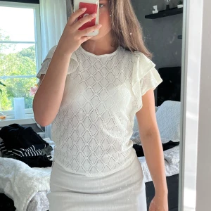 Jätte fin topp! - Nästan ny topp från Lindex💗Säljer då den inte kommer till användning 🤗(tröjan är vit!)