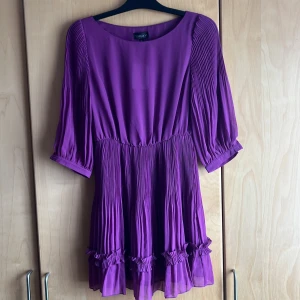 Festklänning  - Festklänning i skir tyg cerise färgad i strl 38, splitterny med prislappen.