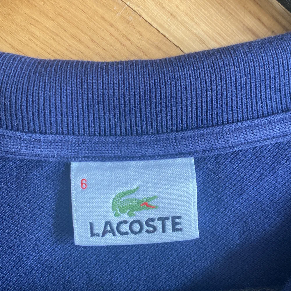 Säljer en trendig och snygg pike tröja från märket Lacoste som är perfekt nu inför sommaren.storleken på tröjan är 6 vilket skulle motsvara ungefär L. Ny pris:1800kr mitt pris:250kr. Tröjor & Koftor.