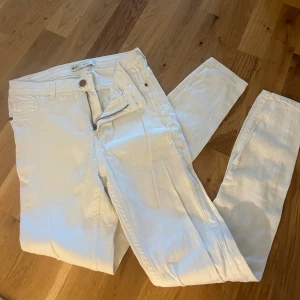 Vita skinnyjeans  - Använder inte längre.
