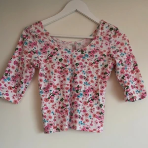 Sötaste sommartoppen❤️ - Superfin söt topp som är från New Yorkers märke sisters. Den är i stl M men skulle säga att den är mer som XS/S- därav stl S i storlek i annonsen.  Kort i modellen! Toppen är fint skick🎈