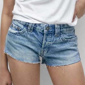Jeansshorts - Jättefina inprincip oanvända jeansshorts ifrån pull&bear. Dom är i storlek 36 och säljer då dom är för små.