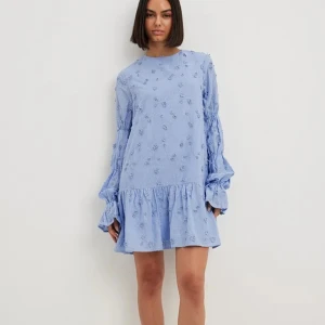 Blå NAKD klänning  - Så snygg blå blommig klänning från NAKD. Använd ett fåtal gånger. Så snygg till sommaren. Helt slutsåld på hemsidan.