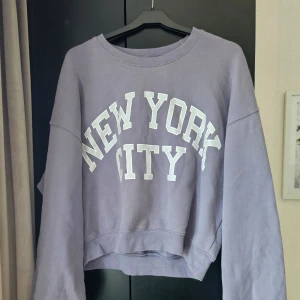 Collage tröja grå med tryck - Collagetröja från Bik Bok i storlek S. I gott skick utan defekter. 74% bomull 26% polyester