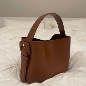 Arket väska - Säljer min fina Arket väska som knappt är använd. Därav väldigt fint skick🌸