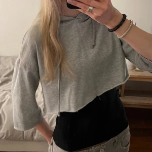 grå kort hoodie - har klippt hoodien croppad och trekvartsärmad, topp skick
