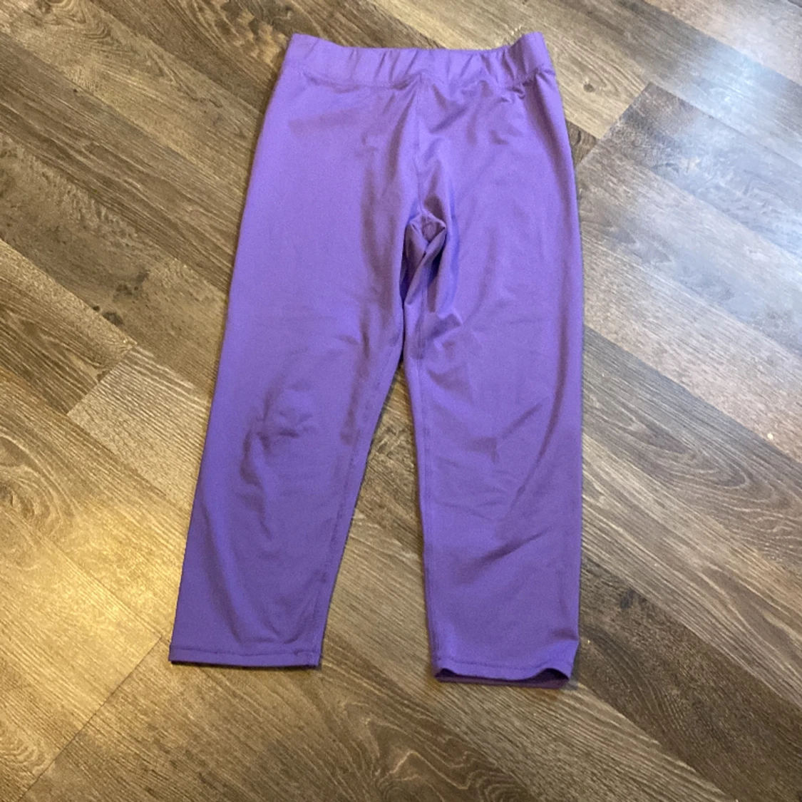 Ett par lila träningsbyxor