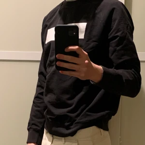 Calvin Klein Crewneck - Crewneck/Sweatshirt från Calvin Klein. Svart färg med vit logotyp. Mycket bra skick. Normal passform. Hör gärna av dig vid frågor!