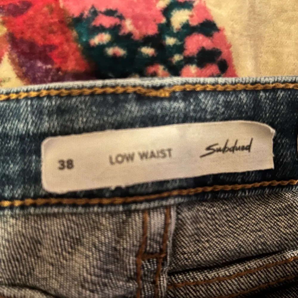 Underbara jeans köpta i Spanien. Har växt ur dem. Sparsamt använda. Lite patina/ märken nertill. Blå low waist. Passar Xs. . Jeans & Byxor.