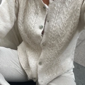 Beige kofta - En tunn och stickad kofta från DesignbySí. Jätteskön och lätt, säljer då den ej kommer till användning. Inte stickig och har heller inga defekter-använts sparsamt🩷