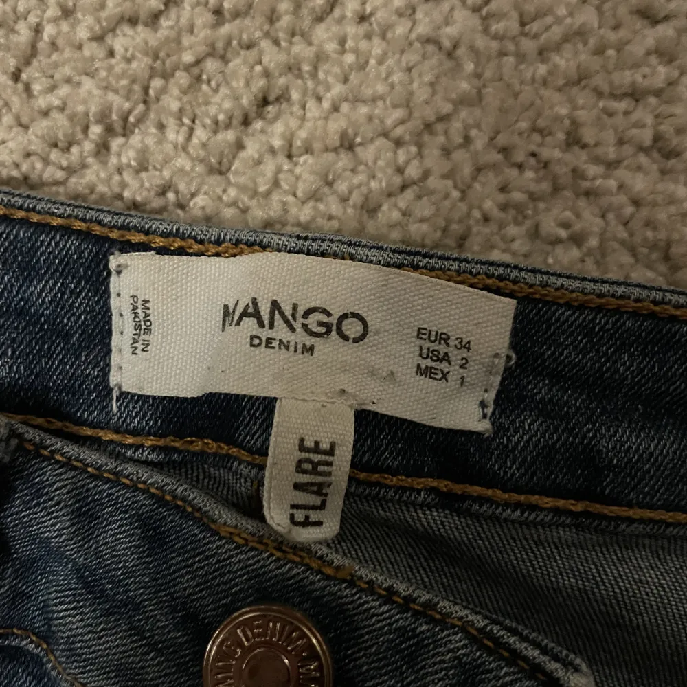 Mid raise bootcut jeans från mango. Använda fåtal gånger Innebenslängden är 84 cm💙. Jeans & Byxor.