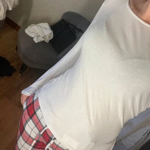 Vit långärmad  - Vit långärmad tröja från h&m. Köpt för 199kr säljer för 70kr. Använd fåtal gånger och är i superbra skick.