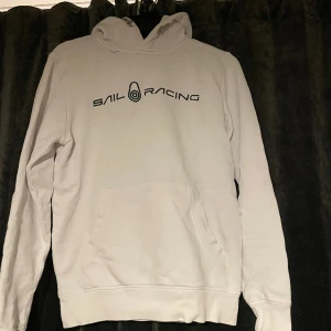 Vit Sail racing hoodie, storlek S - Säljer denna sail Racing hoodie storlek S. Skicket är 9/10. Nypris är 1300. Bara att höra av sig om man har frågor!