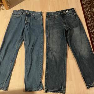 Två par weekday jeans som knappast är använda. Det vänstra paret är space modell i storlek 31/32. Det högra paret är galaxy modellen som är mer baggy och är storlek 31/34 och är uppsprättade längst ner. 