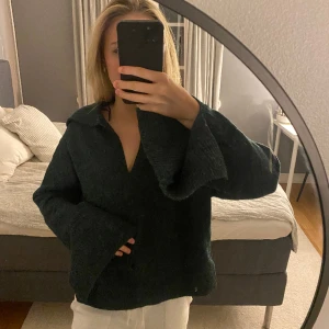 Stickad tröja - Säljer denna superfina och sköna stickade tröja från Ginatricot! Använd ca 3 gånger, Nypris 400kr men säljer för 299. Denna är i mörkgrön färg