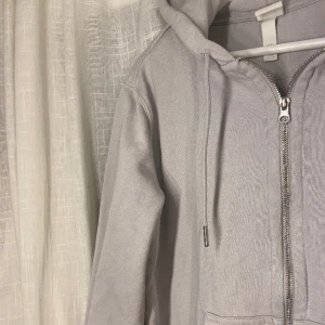 Zip hoodie - Grå zip hoodie från H&M!