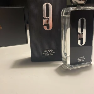 Afnan 9pm - Tjena, säljer min afnan 9pm då jag inte använder den, det är en identisk clone på jean Paul Gaultier ultra Malé. Det är en perfekt parfym för det lite kallare vädret. Nypris 500kr pris går att diskutera  