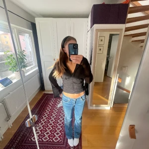 Svart blus  - Svart blus med tunnare ärmar från BikBok