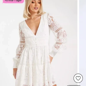 Studentklänning - Säljer nu min fina studentklänning, använd en gång, tvättad en gång! köpt för 1549 och säljer för 1100, silvrig dragkedja i ryggen den är sydd ca 2cm mellan brösten då den var väldigt djup där! storlek S 💖💖💖