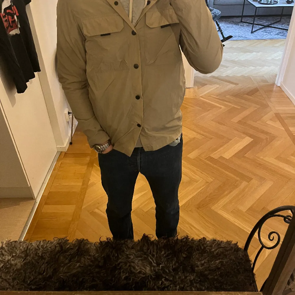 Hej säljer nu denna jätte snygga sköna overshirt jackan som är för liten för mig! Jacka är köpt på Hm han på bilden är 178 jackans storlek X- Small. Hör av dig om eventuella frågor . Jackor.