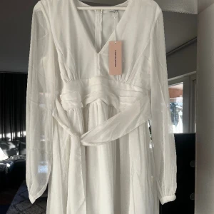 Studentklänning - Säljer en jättefin studentklänning som tyvärr inte kom till användning på min student 💗 Den är i fint skick & endast provad på ✨