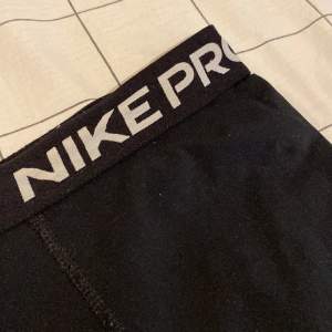 Säljer mina högmidjade Nike pro short för att jag har ett par andra jag använder mer. Skicket är 7/10. Pris kan diskuteras❤️