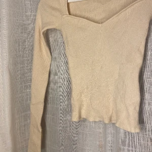 Tröja - Tröja med slits i ärmen från Gina Tricot!