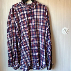 Multifärgade skjorta  - Multifärgad skjorta med härliga nyanser av grönt och vit. Storlek:3XL 