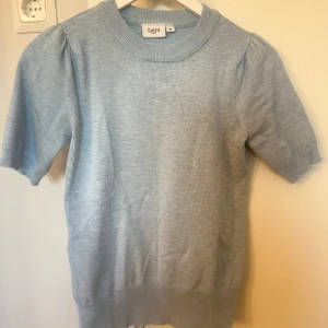 Stickad t-shirt  - Säljer denna superfina stickade T-shirten från Saint Tropez, perfekt till våren! Nypris 349. Köparen står för frakten. Skriv för fler bilder⭐️⭐️