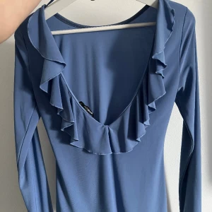 Volang topp öppen rygg - Jätttefin topp från Ginatricot med snygg öppning i ryggen. Dock har den ett litet hål längre ner 