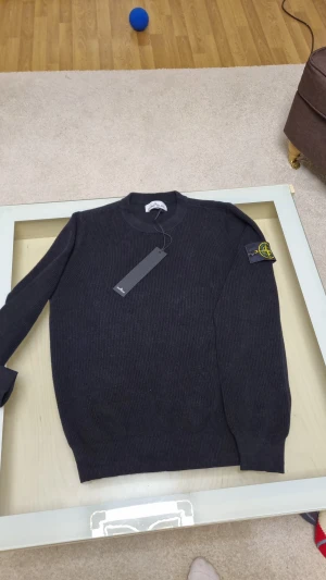 Stone island tröja  - Hej  Säljer Träjan då den passar inte mig tröjan är helt ny och oanvänd.