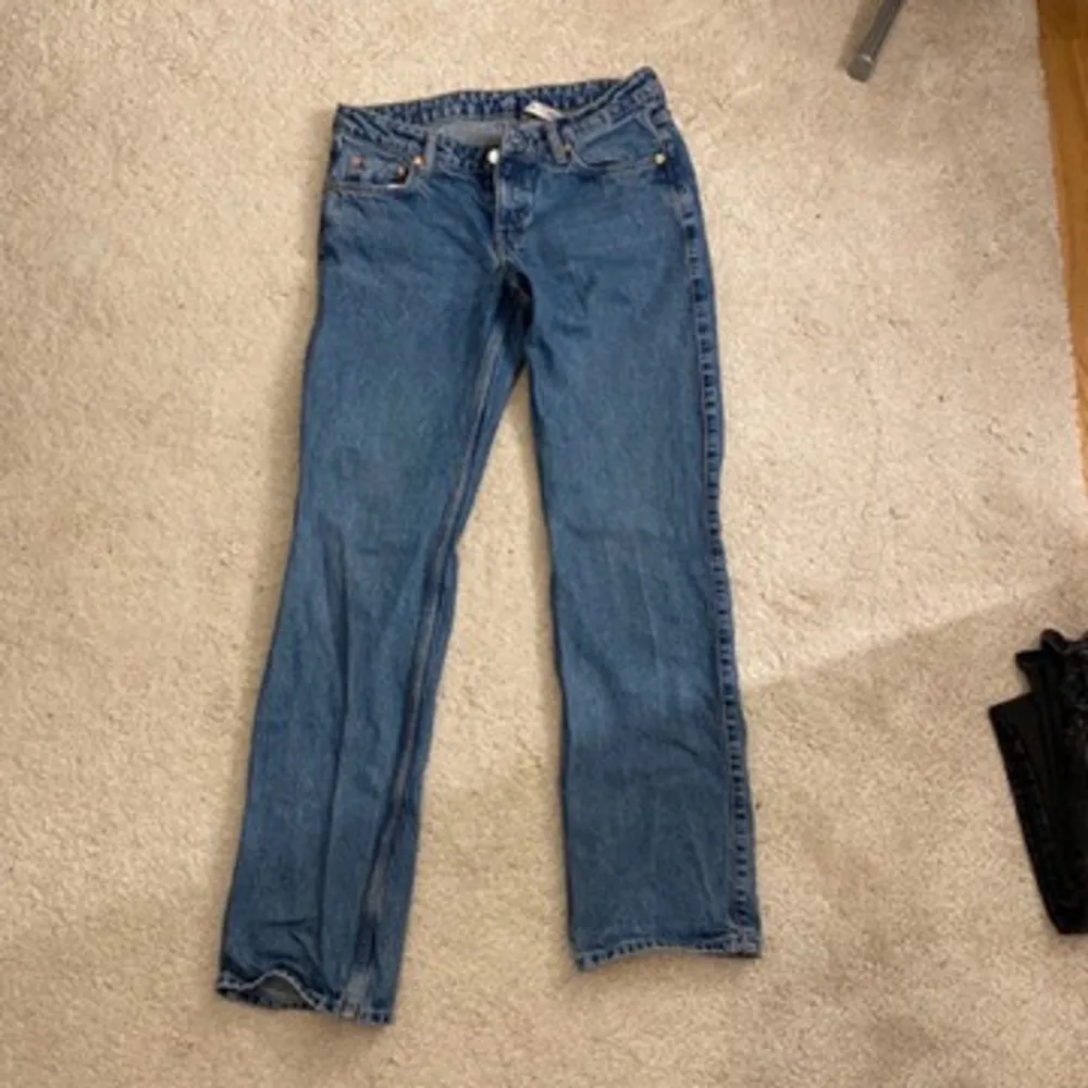 Jeans från Weekday i storlek 27/32. Aldrig använda. Köpta för 590kr. PRIS KAN DISKUTERAS!. Jeans & Byxor.