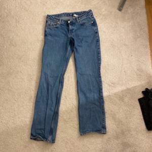 Jeans från Weekday i storlek 27/32. Aldrig använda. Köpta för 590kr. PRIS KAN DISKUTERAS!