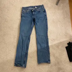 Jeans från Weekday i storlek 27/32. Aldrig använda. Köpta för 590kr. PRIS KAN DISKUTERAS!
