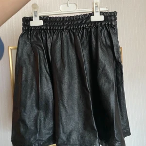 Svart läder kjol - Svart läser kjol från märket Minimum 