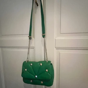 Nit väska - Grön axelremsväska med nitar ifrån zara, perfekt för att uppgradera en basic outfit. Använd en gång, kedjan är i nyskick utan defekter💚🤙🏻🤙🏻