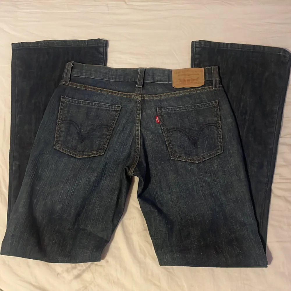 Hej! Säljer denna as snygga lågmidjade Levi’s bootcut jeans i mörkblå färg då det är för långa på mig.  Midjemått: 38cm Innerbenslängd: 75cm Tryck gärna köp nu eller kontakta mig för mer info/frågor💕. Jeans & Byxor.
