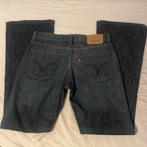 Levi’s bootcut jeans  - Hej! Säljer denna as snygga lågmidjade Levi’s bootcut jeans i mörkblå färg då det är för långa på mig.  Midjemått: 38cm Innerbenslängd: 75cm Tryck gärna köp nu eller kontakta mig för mer info/frågor💕