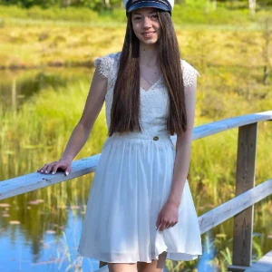 Studentklänning - Säljer min systers studentklänning, köptes för 599. Inga defekter🩷