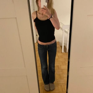 Lågmidjade replayjeans - Jättesnygga lågmidjade jeans från replay som jag säljer då de inte passar längre. Skulle säga att de är storleken S eller XS. Skriv för mer info eller fler bilder 💗pris kan diskuteras vid snabbt köp 
