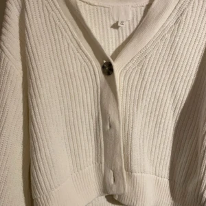 Tröja/kofta - Kofta från hm köpt för två år sedan kanske, ser vit ut med är typ lite beige vit .