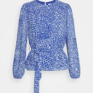 Blå blus - En blå och vit blus med ett tyg bälte på. Super bra skick