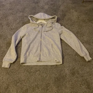 Kofta  -  säljer denna gråa kofta på grund av att den inte kommer till användning Den är jättebra skick!!